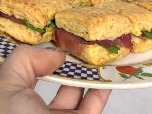 Scons de queso rellenos de jamon crudo y rúcula